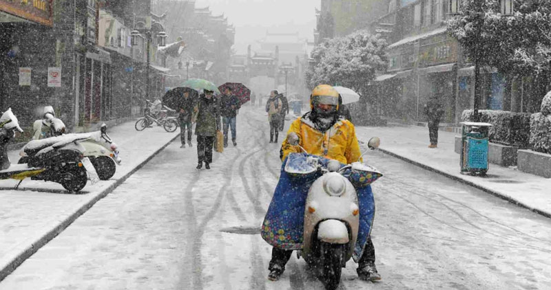 Fotos Moto en ciudad: Cómo combatir el frío y la lluvia en invierno