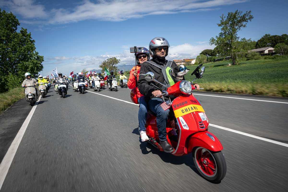 Fotos Cifra récord en los Vespa World Days 2024: más de 20.000 Vespas de toda Europa llegan a Pontedera