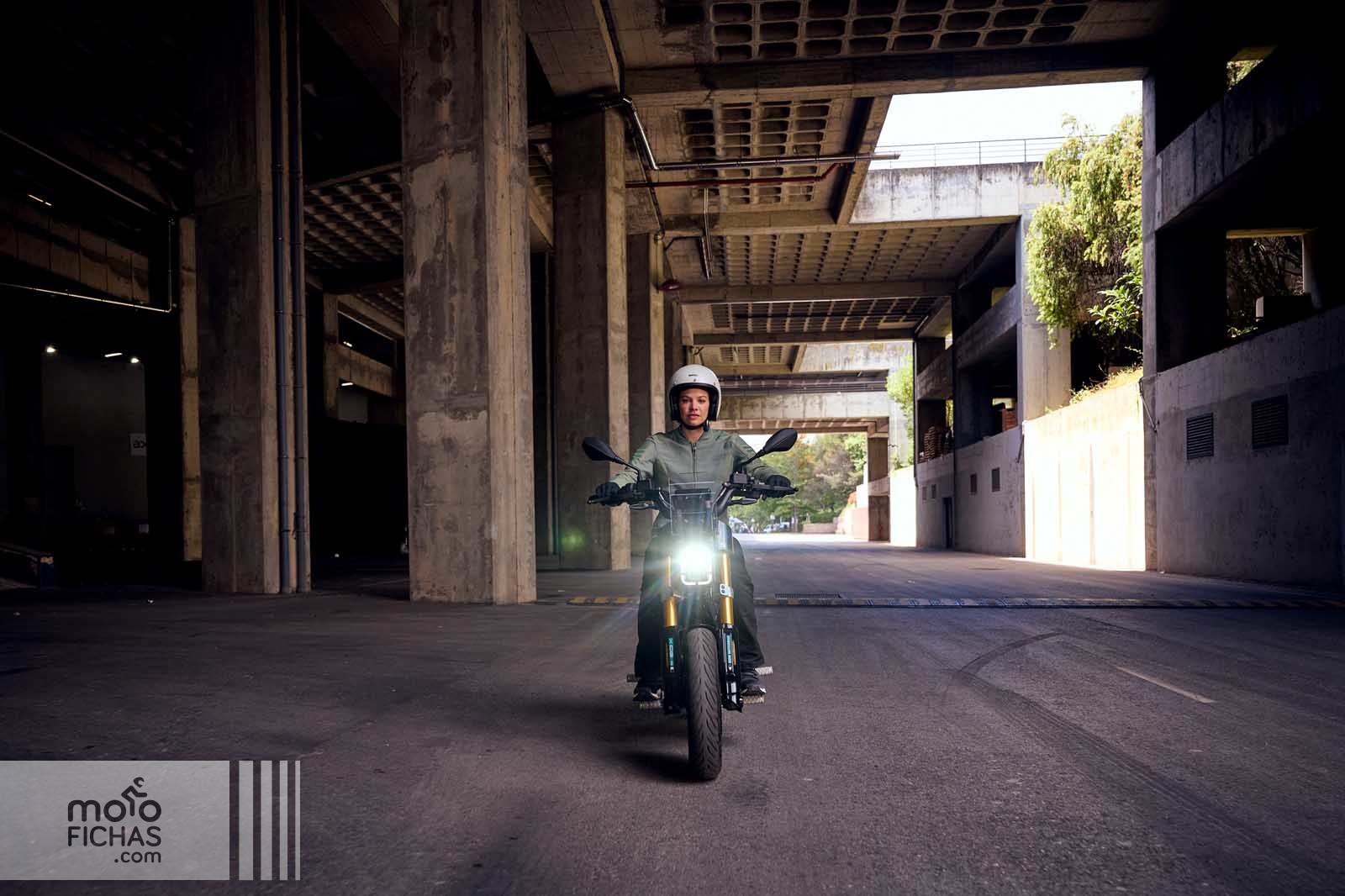 Dossier Passager Givi Pour BMW CE 02 (2024-2025) - Noir - Référence TB5147A - Neuf Sous Blister