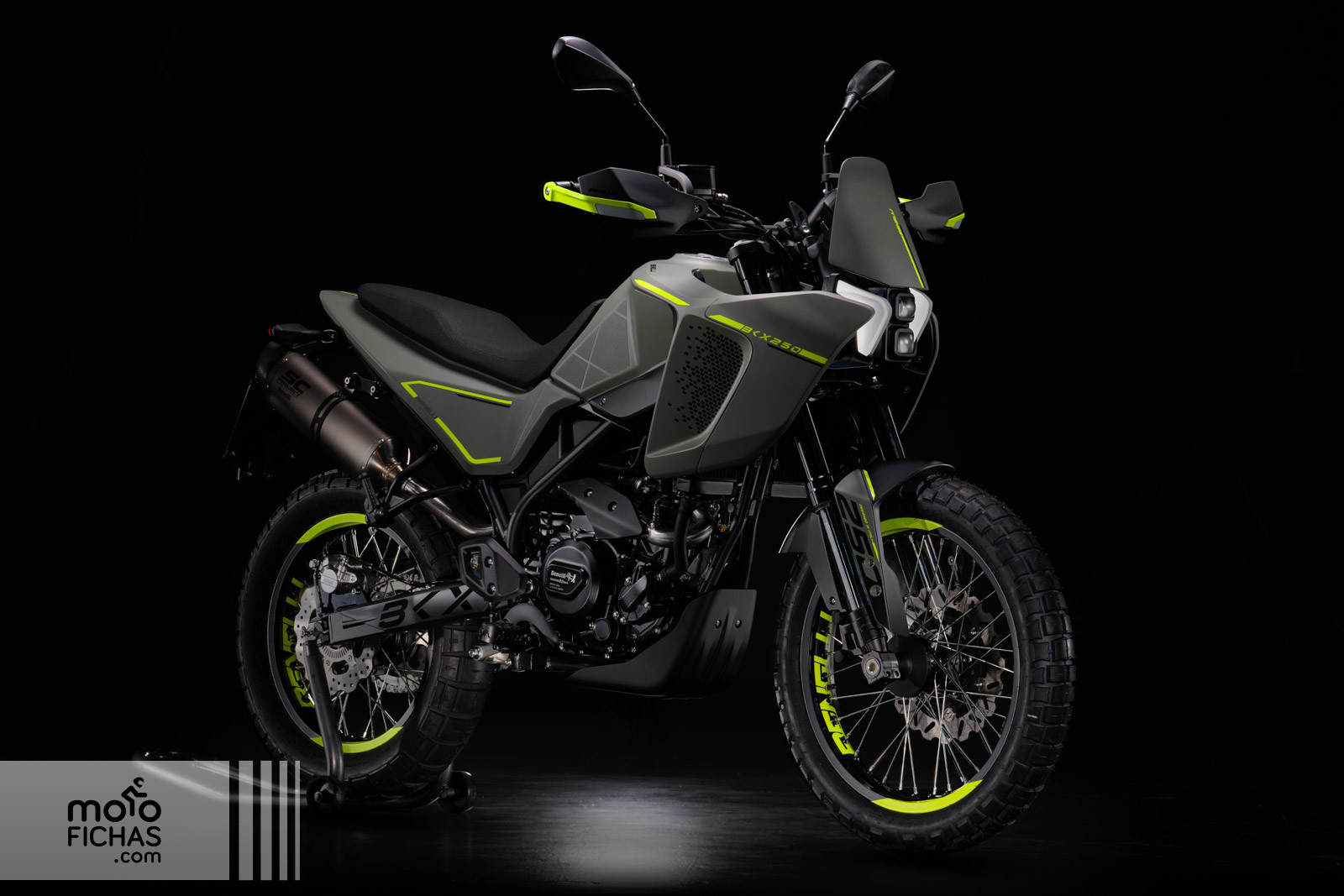 01-benelli-bkx-250-2023-estudio.jpg