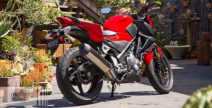 Por fin Honda tiene su pequela naked para competir en este emergente segmento 2015-honda-cb300f-photos