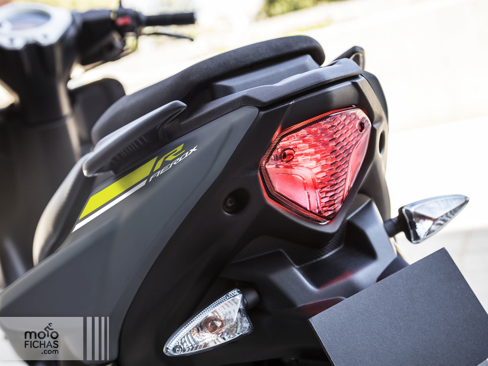 Comparativa Aprilia SR 50 R 2018  2020 Yamaha Aerox  4 