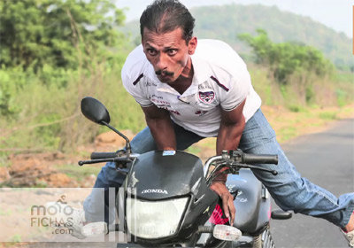 El indio que hace yoga sobre la moto (vídeo) (image)