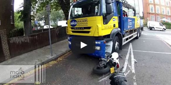 Un camión arrolla una Ducati Monster por despiste (vídeo) (image)