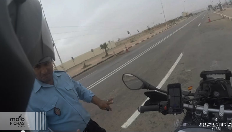 Dos policías marroquíes suspendidos por el vídeo de un motorista español (vídeo) (image)