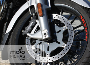 prueba-moto-guzzi-california-1400-custom-detalle-pinza-radial-lateral