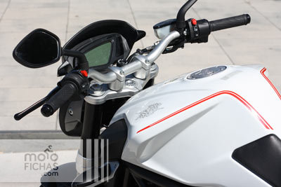 prueba-mv-agusta-brutale-800-detalle-deposito-lateral