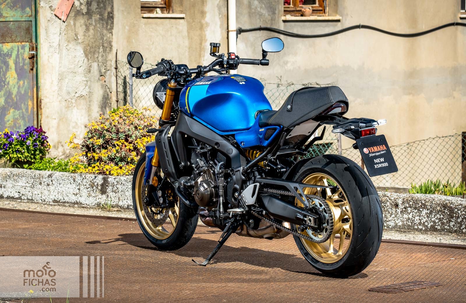 15-prueba-yamaha-xsr-900-2022-toscana-estatica-trasera.jpg