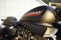 El negro es la seña distintiva de esta Harley con AND deportivo.