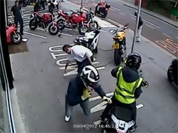 Intentan robar dos Ducati Panigale en un concesionario a pleno día (image)
