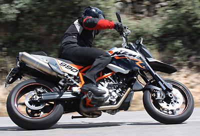 prueba-ktm-990-supermoto-r-accion-lateral