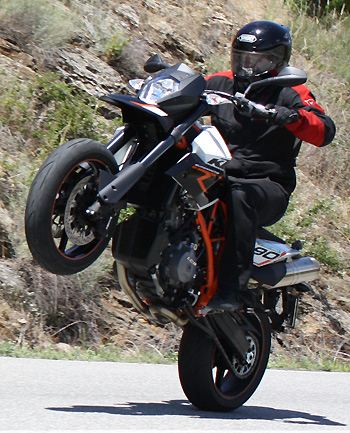 prueba-ktm-990-supermoto-r-accion-lateral4