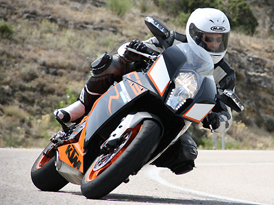 prueba-ktm-rc8-r-accion-lateral