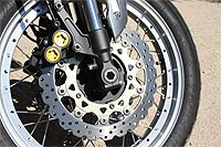 El sistema de frenado es sofisticado al combinar el sistema ABS con el circuito de frenada combinada, añadiendo elementos como las características pinzas monobloque de las moto Yamaha más deportivas.
