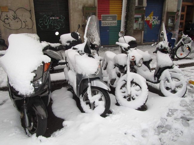 La nieve deja Roma sin motos (image)